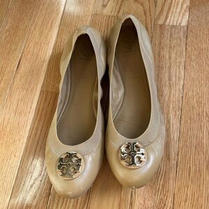 Tory Burch Size 8.5 Tan Beige Ballet Flats Gold Logo
